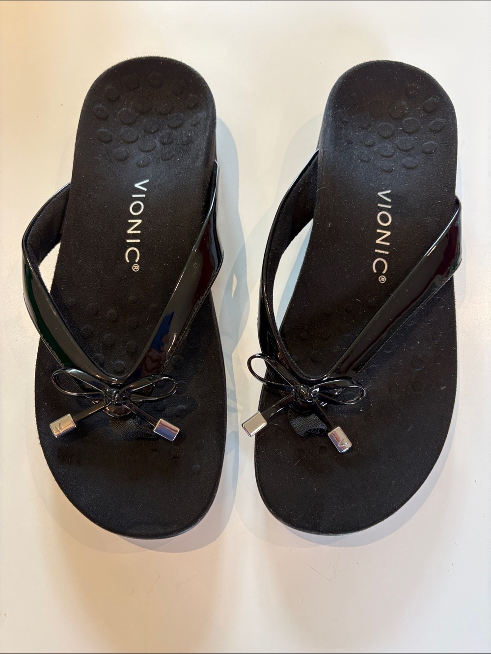 Vionic Black Patent Bow Thong Sandals